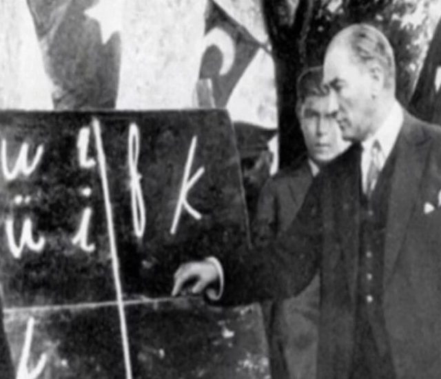 Atatürkün İzinde Bir Çocuk Sevinsin Dünya Değişsin